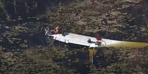 Ο πιλότος γαντζωμένος στο φτερό του αεροσκάφους του σε βάλτο των Έβεργκλεϊντς της Φλόριντα