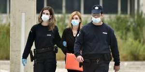 Η Ρούλα Πισπιρίγκου συνοδεύεται από αστυνομικούς στο δικαστήριο