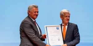 Ο Πρόεδρος της EUROCERT κος. Γεώργιος Μπρισκόλας παραδίδει την πιστοποίηση στον κο. Κωνσταντίνο Δούκα