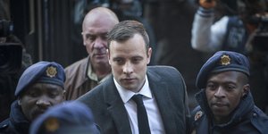 Ο Οσκαρ Πιστόριους συνοδεύεται από αστυνομικούς