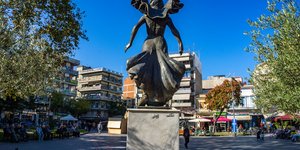Αγαλμα στην πλατεία της Κατερίνης