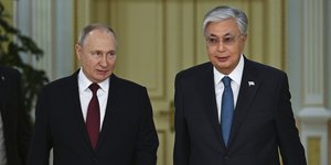 Ο πρόεδρος της Ρωσίας, Βλαντίμιρ Πούτιν, με τον Καζάκο ομόλογό του, Κασίμ Τζομάρτ Τοκάγεφ