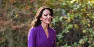 η Κέιτ Μίντλετον με μωβ κοστούμι