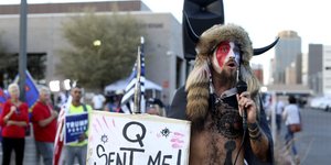 O Τζέισον Τσάνσεϊ των QAnon μιλά στο μικρόφωνο