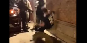 Στιγμιότυπο από την επίθεση στον θαυμαστή