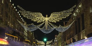 Ο χριστουγεννιάτικος στολισμός στη Regent Street στο Λονδίνο