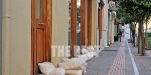 Τσουβάλια με άμμο κατά της κακοκαιρίας στην Πάτρα