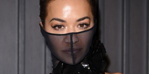 Η Ρίτα Όρα με σέξι, αποκαλυπτικό φόρεμα