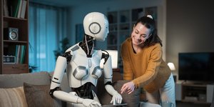 Μια νεαρή κοπέλα παραγγέλνει σε ρομπότ που είναι εξοπλισμένο με A.I. να της κλείσει πτήση 