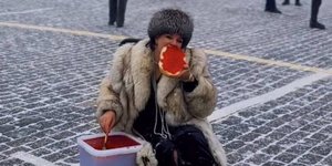 Γυναίκα τρώει χαβιάρι στη Κόκκινη Πλατεία