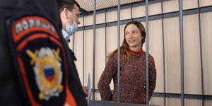 H Aλεξάνδρα Σκοτσιλένκο πίσω από τα κάγκελα της φυλακής