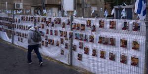 αφισες τοιχος ομηροι