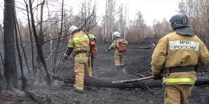 Ρώσοι πυροσβέστες επιχειρούν στη Σιβηρία