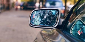 Σπασμένος καθρέφτης αυτοκινήτου