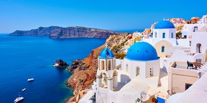 Σπίτια και εκκλησίες στη Σαντορίνη