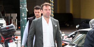 Ο Στέφανος Κασσελάκης περπατάει