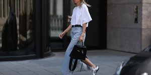 γυναίκα με λευκά sneakers