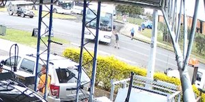 H έφηβη έστριψε το τιμόνι του σχολικού λεωφορείου, προτού πέσει πάνω στο βενζινάδικο