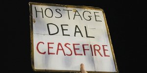 Συγγενείς Ισραηλινών ομήρων πανηγυρίζουν για τη συμφωνία που επιτεύχθηκε με τη μεσολάβηση του Κατάρ