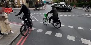 Η συμμορία με τα ηλεκτρικά ποδήλατα 