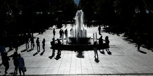 Κόσμος στην πλατεία Συντάγματος 