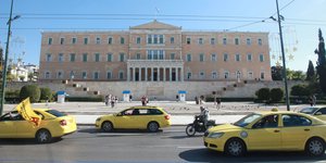 Ταξί στον δρόμο, έξω από τη Βουλή