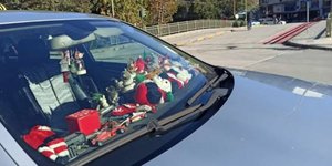 Εκανε το ταξί του χριστουγεννιάτικο δένδρο στα Τρίκαλα