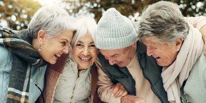 τεσσερις ηλικιωμενοι γελουν