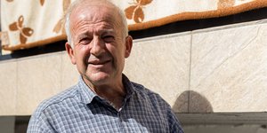 Ο Θανάσης Παπαβασιλείου, κρατάει φρέσκια ρίγανη που μάζεψε ο ίδιος στη γύρω περιοχή, στα πλαίσια της προετοιμασίας για τον χειμώνα, στο χωριό Δάσκιο