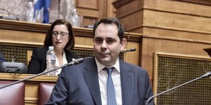 Ο Θάνος Πετραλιάς στη Βουλή