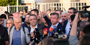 Ο Οζγκιούρ Οζέλ εξελέγη πρόεδρος του κεμαλικού Ρεπουμπλικανικού Λαϊκού Κόμματος (CHP)