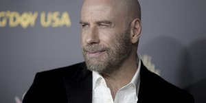 Τζον Τραβόλτα μουσι κοιταει πλαι 