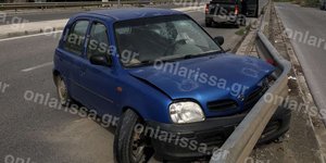Αυτοκίνητο προσέκρουσε σε διαχωριστικό στηθαίο, στη Λάρισα