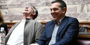 Σε εύθυμη διάθεση ο Αλέξης Τσίπρας με τον Κ. Αρβανίτη στην ΚΟ του ΣΥΡΙΖΑ