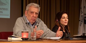 Η Πρόεδρος του Δ.Σ. του Ενιαίου Συλλόγου Διδακτικού Ερευνητικού Προσωπικού του ΠΑΔΑ, Βίλμα Καραγιάννη, σύζυγος του εκλιπόντος Θανάση Τσούρα, με το μέλος του αντιδικτατορικού αγώνα Νίκο Μιχαλόπουλο