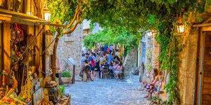 στενακι καφε τουριστες 