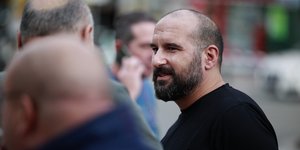 Ο Δημήτρης Τζανακόπουλος με μαύρο μπλουζάκι