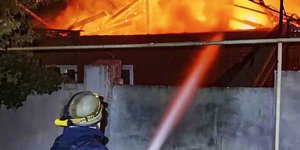 Ουκρανός πυροσβέστης στην προσπάθεια κατάσβεσης φωτιάς 