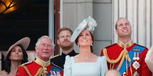 Μέγκαν Μαρκλ, Κάρολος, Χάρι, Κέιτ Μίντλετον, Γούλιαμ στο μπαλκόνι του Μπάκιγχαμ, τον πρώτο χρόνο της... συμβίωσης με την Μαρκλ