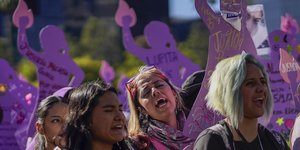 Γυναίκες συγκεντρώνονται στο μνημείο του Άγγελου της Ανεξαρτησίας πριν βαδίσουν στο Zocalo για να τιμήσουν την Παγκόσμια Ημέρα για την Εξάλειψη της Βίας κατά των Γυναικών, στην Πόλη του Μεξικού, Σάββατο, 25 Νοεμβρίου 2023