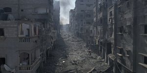 Βομβαρδισμένη γειτονιά στη Λωρίδα της Γάζας