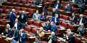 Απόντες από τη συζήτηση στη Βουλή οι βουλευτές της ομάδας Αχτσιόγλου και οι Τσακαλώτος-Πέρκα