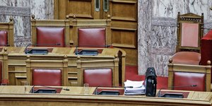 αδεια εδρανα