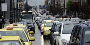 Η βροχή προκάλεσε «έμφραγμα» στους δρόμους