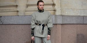 γυναίκα με ζώνη και σακάκι