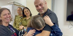 Νεαρή κοπέλα στην αγκαλιά συγγενικού τους προσώπου μετά την απελευθέρωσή της