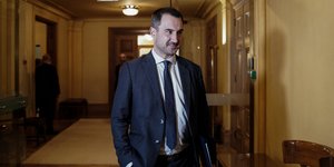 Ο Αλέξης Χαρίτσης στη συνάντηση του Αλ. Τσίπρα με τον διοικητής της ΤτΕ Γ. Στουρνάρα