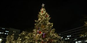 Φωταγωγήθηκε το Χριστουγεννιάτικο δέντρο στην Αθήνα