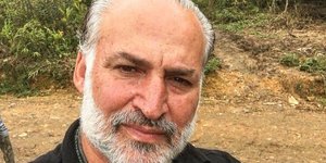 Ο Γιάννης Μελάς ή αλλιώς Gem Explorer κρατά πολύτιμο λίθο