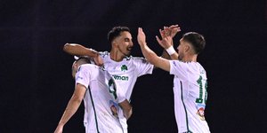 O Ζέκα πανηγυρίζει με συμπαίκτες του στον Παναθηναϊκό